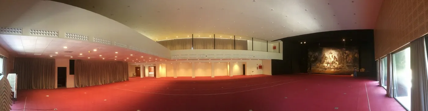 KOO Multi Nozzle-Jet Diffuser Panel supplying air in a large reception hall